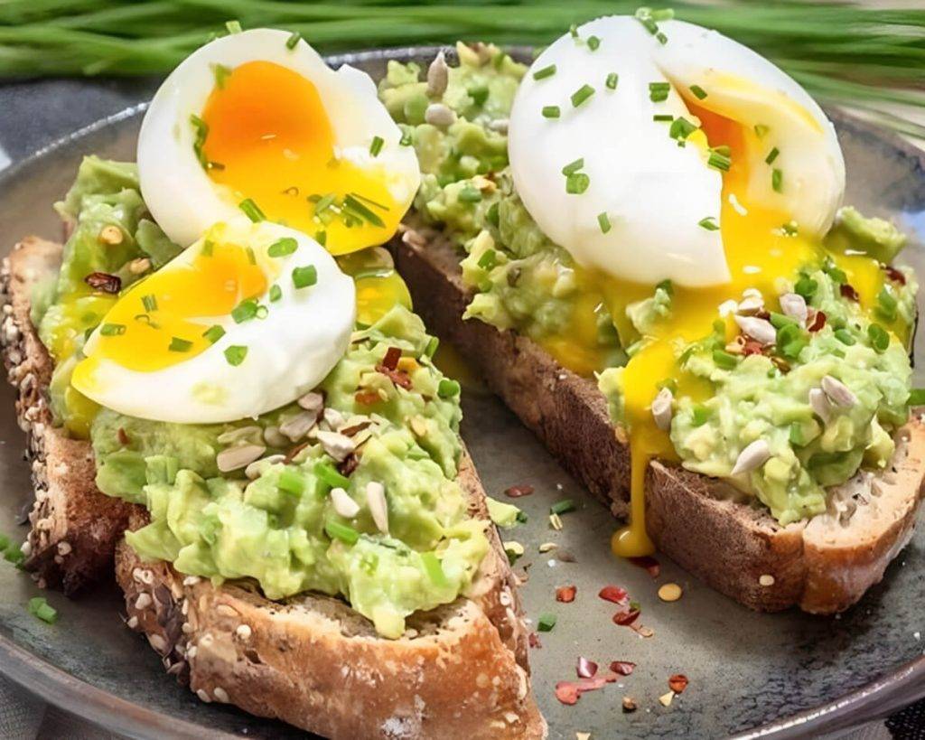 Toast à l'Avocat avec des Œufs à la Coque